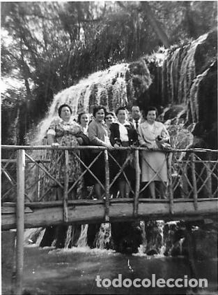 Fotografia antiga: == F171 - FOTOGRAFIA - GRUPO DE AMIGOS DELANTE DE UNA CATARATA