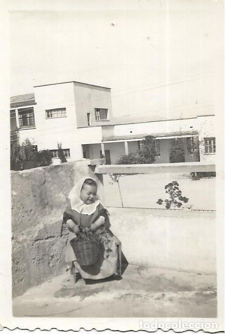 Fotografia antiga: == F178 - FOTOGRAFIA - NI&Ntilde;ITA CON EL TRAJE TIPICO MALLORQUIN 1957