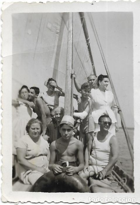 Fotografia antiga: == F182 - FOTOGRAFIA - GRUPO DE AMIGOS EN UNA BARCA