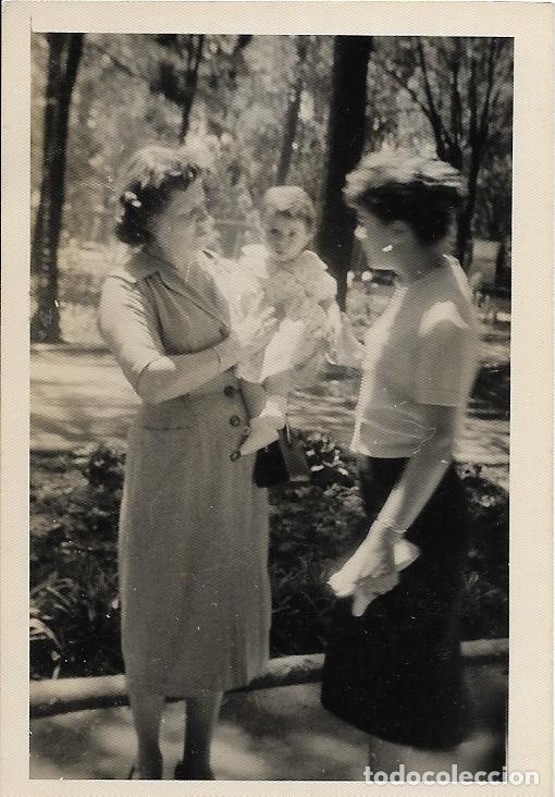 Fotografia antiga: == F193 - FOTOGRAFIA - DOS AMIGAS CON UNA NI&Ntilde;ITA