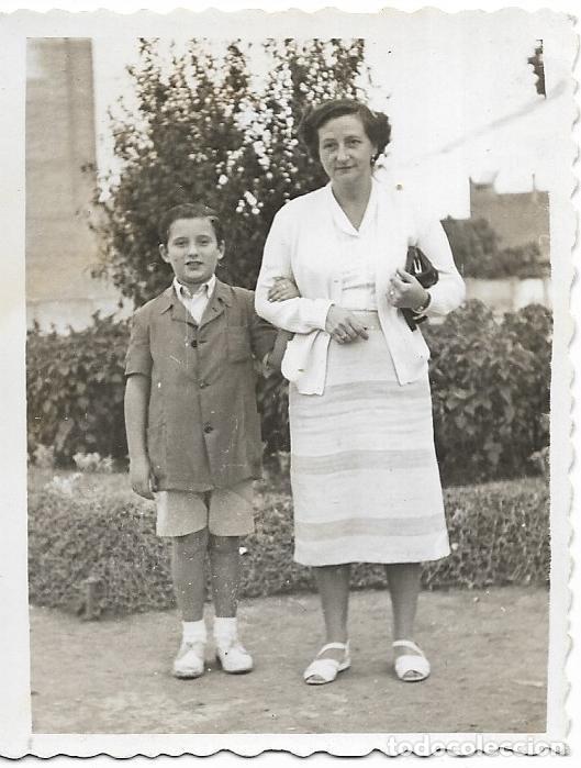 Fotografia antiga: == F195 - FOTOGRAFIA - SE&Ntilde;ORA CON UN JOVENCITO