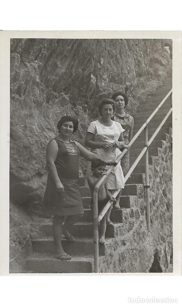Fotografia antiga: == MM967 - FOTOGRAFIA - TRES AMIGAS EN UNA ESCALERA