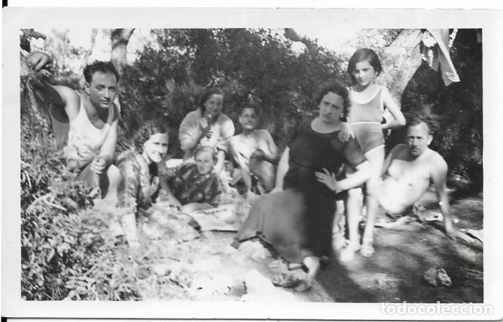 Fotografia antiga: == MM971 - FOTOGRAFIA - GRUPO DE AMIGOS EN EL CAMPO