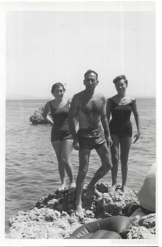 Fotografia antiga: == MM974 - FOTOGRAFIA - TRES AMIGOS JUNTO AL MAR