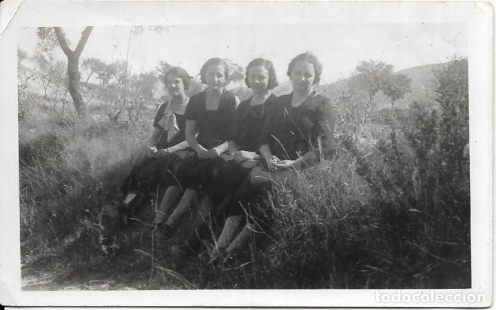 Fotografia antiga: == MM980 - FOTOGRAFIA - CUATRO AMIGAS EN EL CAMPO