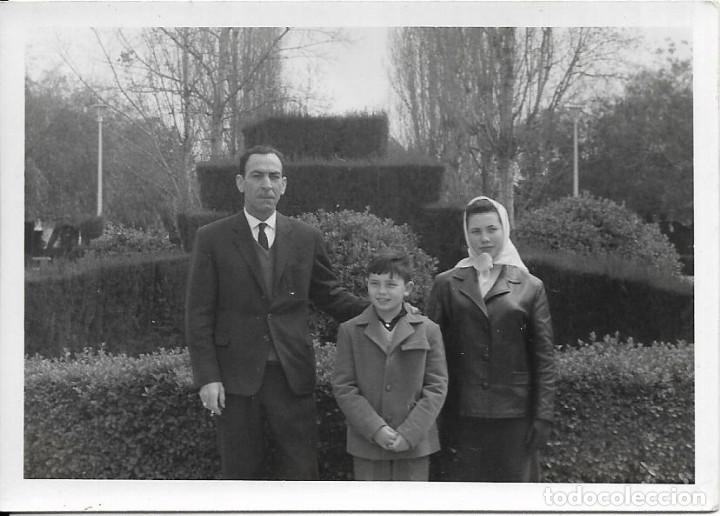 Fotografia antiga: == MM981 - FOTOGRAFIA - PAREJA CON SU NI&Ntilde;O EN UN PARQUE