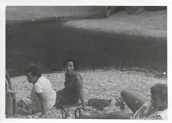 Fotografia antiga: == MM982 - FOTOGRAFIA - AMIGAS SENTADAS EN EL SUELO