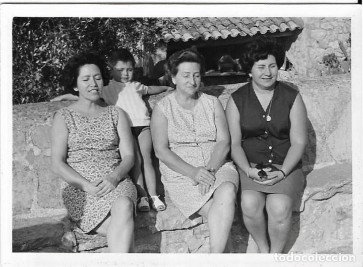 Fotografia antiga: == F204 - FOTOGRAFIA - TRES AMIGAS CON UN NI&Ntilde;ITO