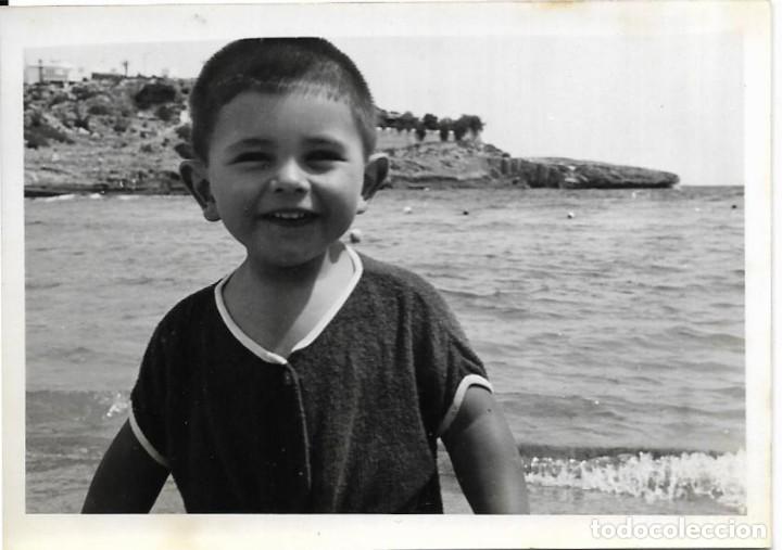 Fotografia antiga: == F209 - FOTOGRAFIA - NI&Ntilde;ITO JUNTO AL MAR