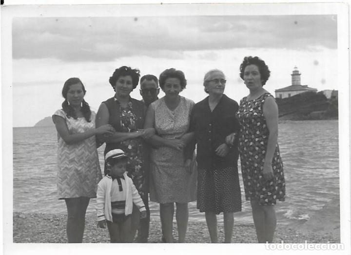 Fotografia antiga: == F214 - FOTOGRAFIA - GRUPO DE AMIGAS JUNTO AL MAR