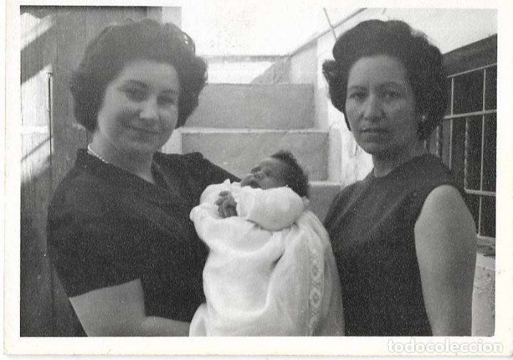 Fotografia antiga: == F217 - FOTOGRAFIA - DOS AMIGAS CON UN BEB&Eacute;