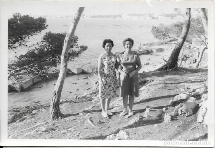 Fotografia antiga: == F220 - FOTOGRAFIA - DOS AMIGAS JUNTO AL MAR