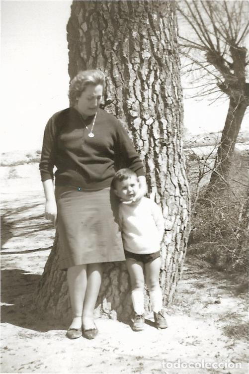 Fotografia antica: == F227 - FOTOGRAFIA - SE&Ntilde;ORA CON UN NI&Ntilde;O JUNTO A UN ARBOL