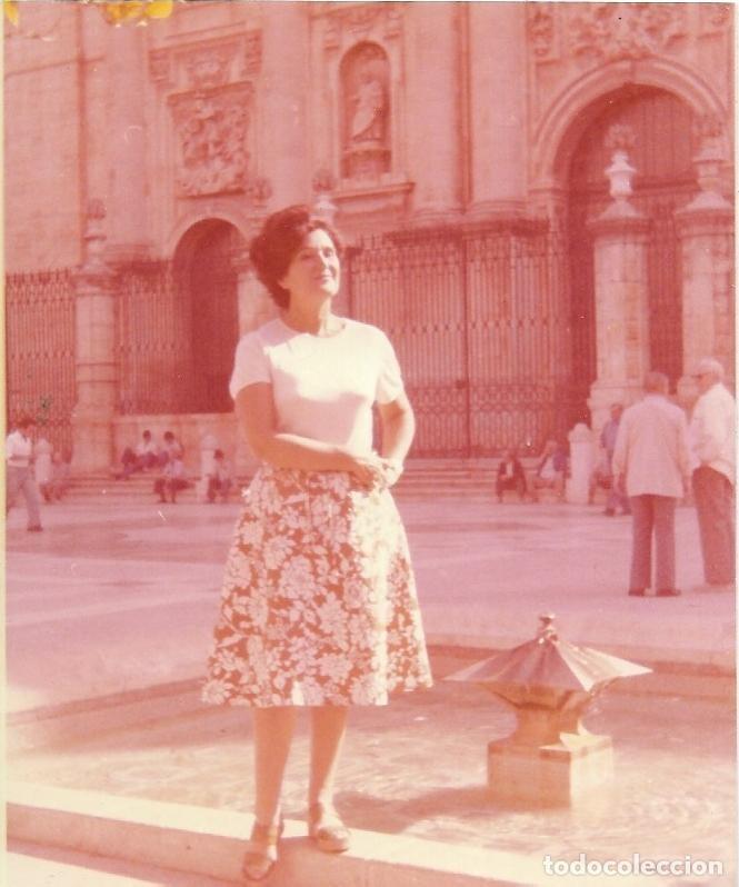 Fotografia antica: == EE528 - FOTOGRAFIA - SE&Ntilde;ORA DELANTE DE LA CATEDRAL DE JAEN - 1976