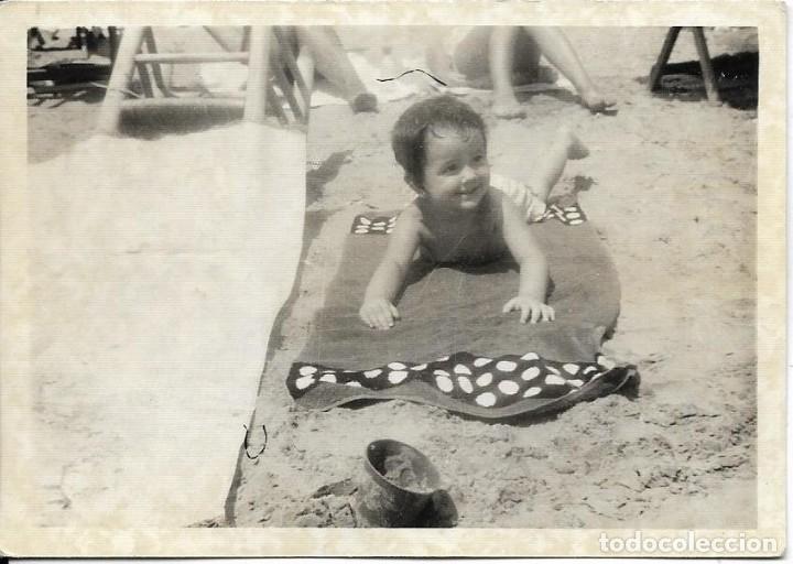 Fotografia antica: == F232 - FOTOGRAFIA - NI&Ntilde;ITA EN LA PLAYA - 1967