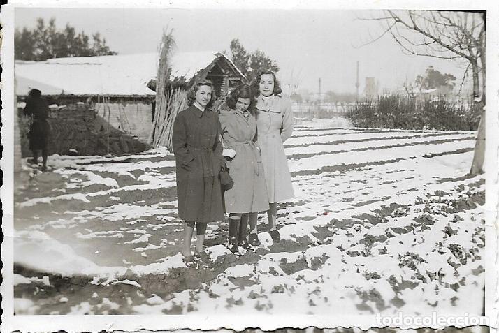 Fotografia antica: == F196 - FOTOGRAFIA - TRES AMIGAS EN UN PAISAJE NEVADO