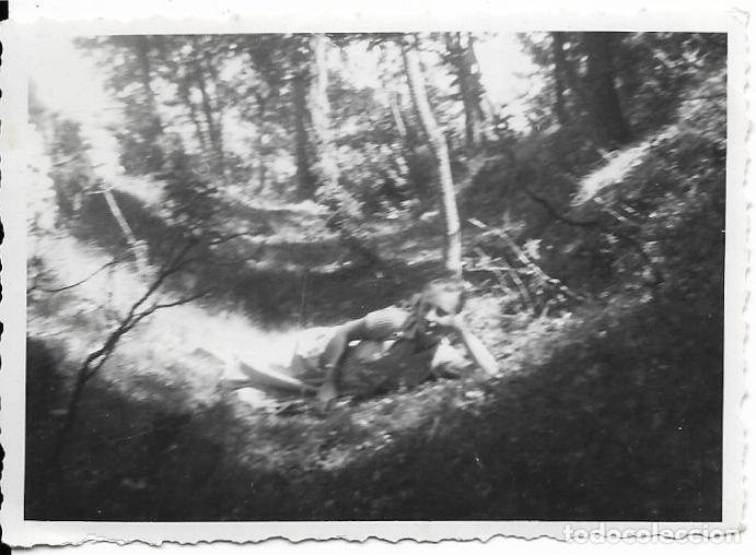 Fotografia antica: == F198 - FOTOGRAFIA - JOVEN EN UN BOSQUE