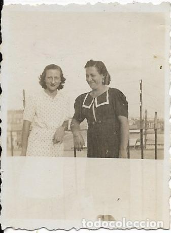 Fotografia antica: == FP510 - FOTOGRAFIA PEQUE&Ntilde;O FORMATO - DOS AMIGAS - 5,4 X 4,3 CM.
