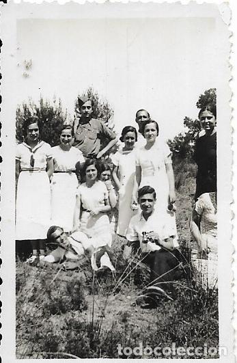 Fotografia antica: == FP547 - FOTOGRAFIA PEQUE&Ntilde;O FORMATO - JOVEN SOLDADO CON SUS AMIGOS - 7 X 4,5 CM.
