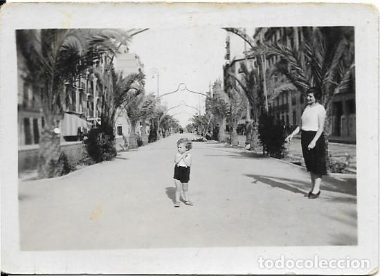 Fotografia antica: == FP551 - FOTOGRAFIA PEQUE&Ntilde;O FORMATO - SE&Ntilde;ORA Y UNA NI&Ntilde;ITA EN UN PASEO - 7 X 5 CM.