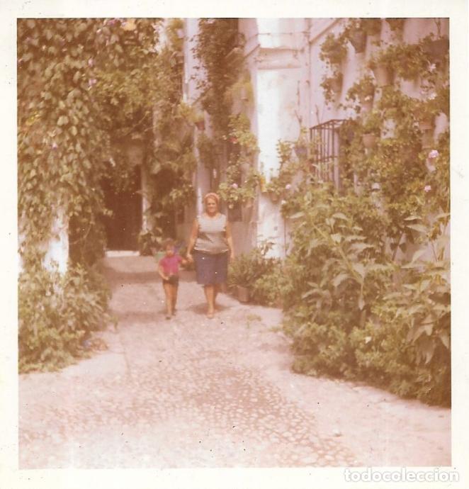 Fotografia antica: == AF162 - FOTOGRAFIA - SE&Ntilde;ORA CON NI&Ntilde;ITO DE LA MANO - PLAZA DE LAS FLORES - CORDOBA