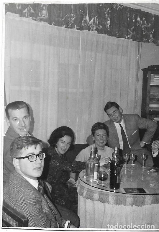 Fotograf&iacute;a antigua: == F237 - FOTOGRAFIA - GRUPO DE AMIGOS TOMANDO COPAS