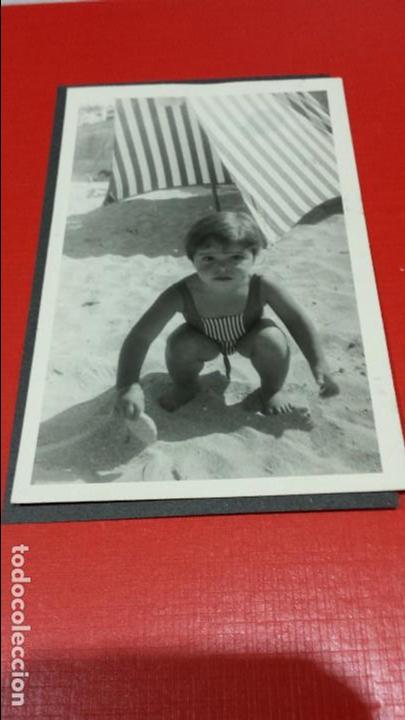 Fotografia antiga: Peque&ntilde;a ni&ntilde;a en la playa.