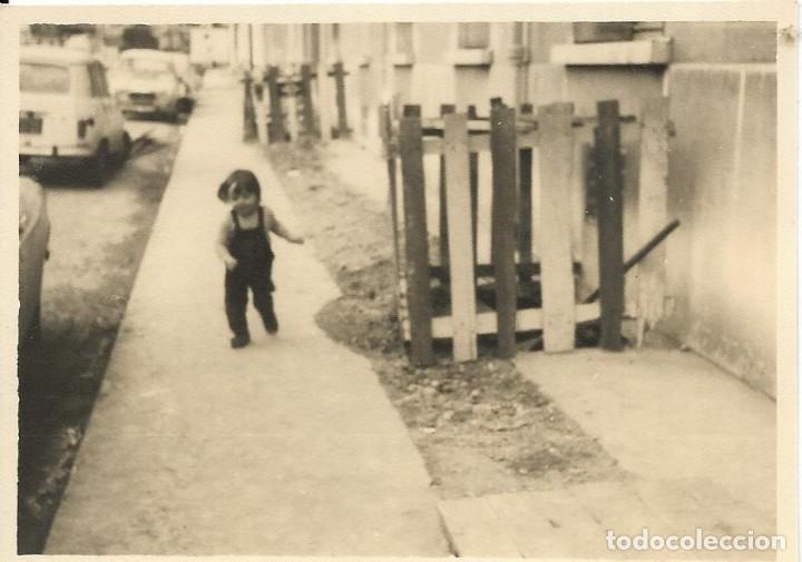 Fotografia antiga: == F245 - FOTOGRAFIA - NI&Ntilde;ITO POR UNA ACERA