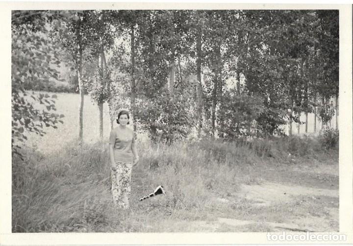 Antique Photography: == EE579 - FOTOGRAFIA - SE&Ntilde;ORA EN UN BONITO PAISAJE