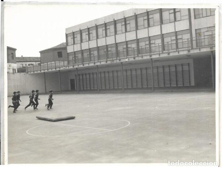Antique Photography: == EE593 - FOTOGRAFIA - EDIFICIO CON JOVENES CORRIENDO EN UN PATIO