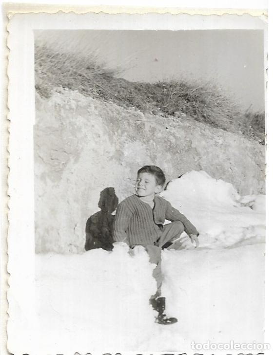 Antique Photography: == F269 - FOTOGRAFIA - NI&Ntilde;O SENTADO SOBRE UN MURO
