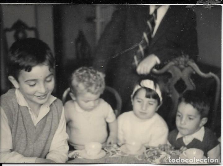 Antique Photography: == F271 - FOTOGRAFIA - CUATRO JOVENCITOS EN UNA MERIENDA