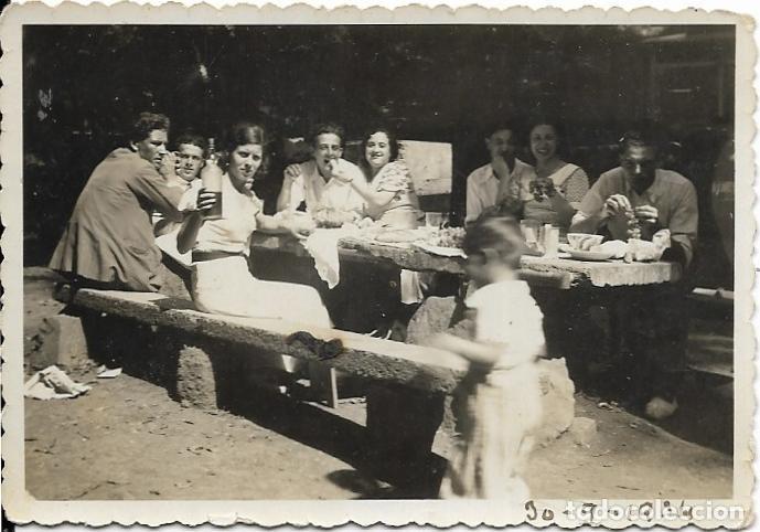 Antique Photography: == F709 - FOTOGRAFIA - GRUPO DE AMIGOS COMIENDO EN EL CAMPO - 1934