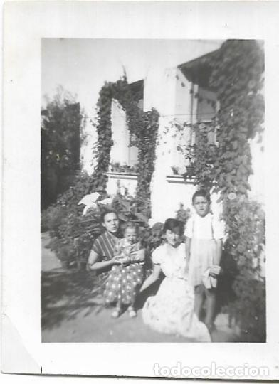 Antique Photography: == F712 - FOTOGRAFIA - DOS SE&Ntilde;ORAS CON SUS NI&Ntilde;AS - 6,7 X 5,4 CM.