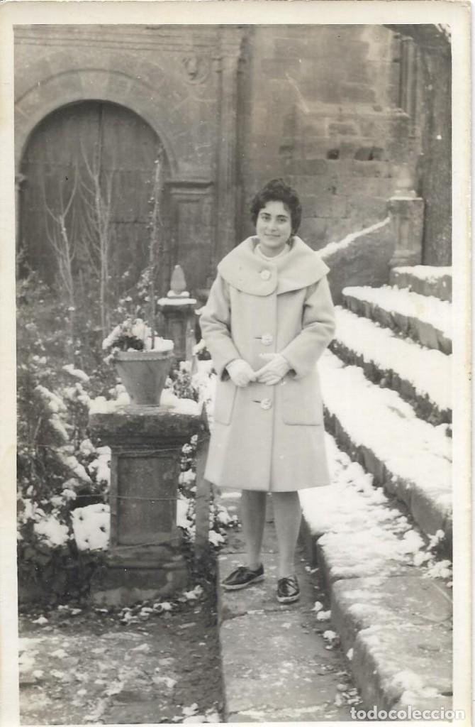 Antique Photography: == F683 - FOTOGRAFIA - SE&Ntilde;ORA EN UN PAISAJE NEVADO