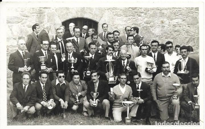 Antique Photography: == F406 - FOTOGRAFIA - GRUPO DE HOBRES CON TROFEOS EN LAS MANOS