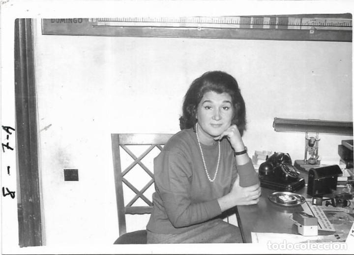 Antique Photography: == F50 - FOTOGRAFIA - SE&Ntilde;ORA JUNTO A UNA MESA DE DESPACHO