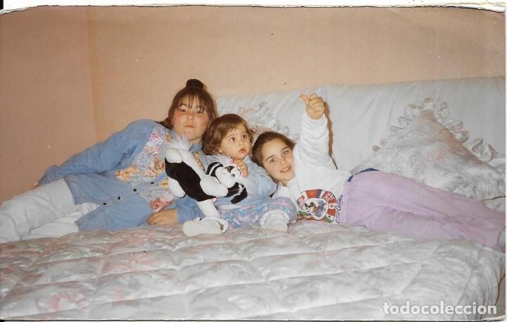 Antique Photography: :::: B603 - FOTOGRAFIA - TRES NI&Ntilde;AS EN UNA CAMA