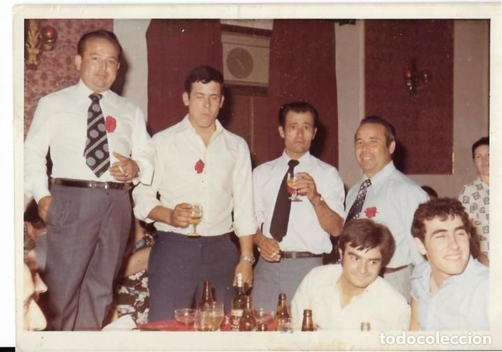 Antique Photography: == F420 - FOTOGRAFIA - GRUPO DE AMIGOS TOMANDO CERVEZA