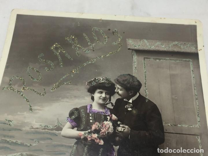 Fotografía antigua: Foto postal coloreada y decorada con purpurina pareja galante fechada en 1908 Cádiz - Foto 2 - 119498471