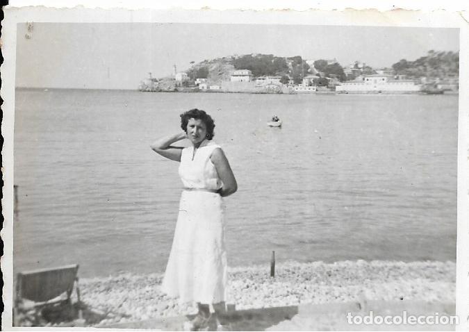 Antique Photography: == F763 - FOTOGRAFIA - SE&Ntilde;ORA JUNTO A UNA PLAYA