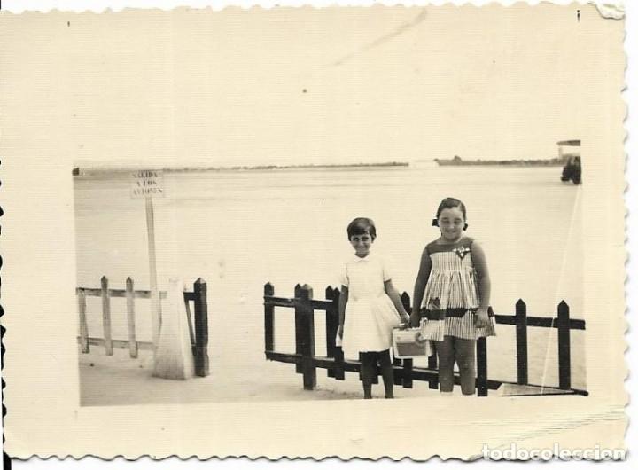 Antique Photography: == BB179 - FOTOGRAFIA - DOS NI&Ntilde;ITAS EN EL AEROPUERTO DE PALMA - 1957
