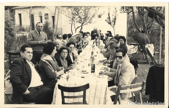 Fotografia antica: :::: RR33 - FOTOGRAFIA - GRUPO DE AMIGOS EN UNA COMIDA