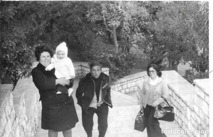 Fotografia antica: :::: RR46 - FOTOGRAFIA - FAMILIA SUBIENDO UNAS ESCALERAS