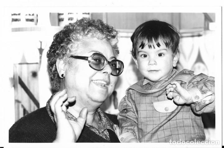 Fotografia antica: :::: RR49 - FOTOGRAFIA - SE&Ntilde;ORA CON UN NI&Ntilde;O EN BRAZOS