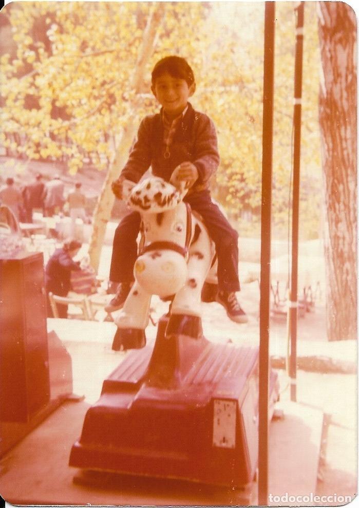 Fotografia antica: :::: RR58 - FOTOGRAFIA - NI&Ntilde;O MONTADO EN UN CABALLITO MECANICO