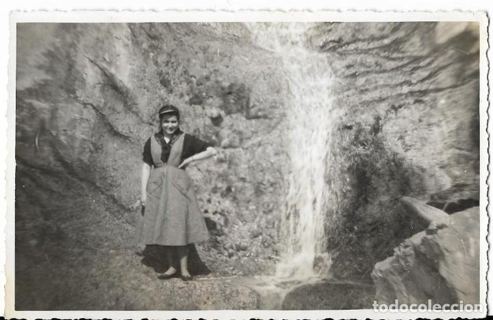Fotografia antica: :::: RR63 - FOTOGRAFIA - JOVEN JUNTO A UNA PEQUE&Ntilde;A CATARATA