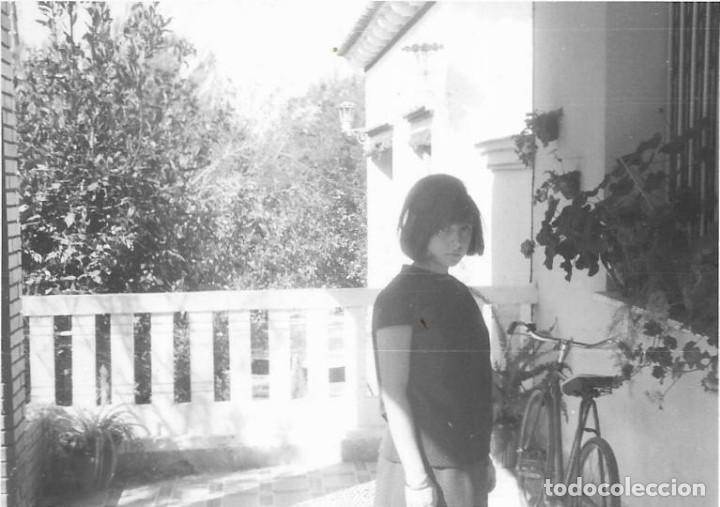 Antique Photography: == RR203 - FOTOGRAFIA - JOVEN EN UN PORCHE JUNTO A UNA BICI