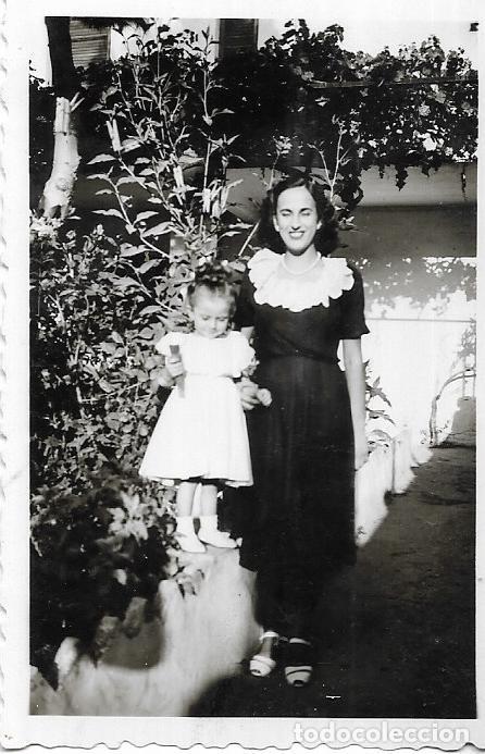 Antique Photography: == RR314 - FOTOGRAFIA - JOVEN CON UNA NI&Ntilde;ITA 1948