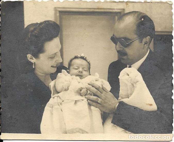 Fotografia antiga: == RR215 - FOTOGRAFIA - PAREJA CON SU BEB&Eacute; - 1945